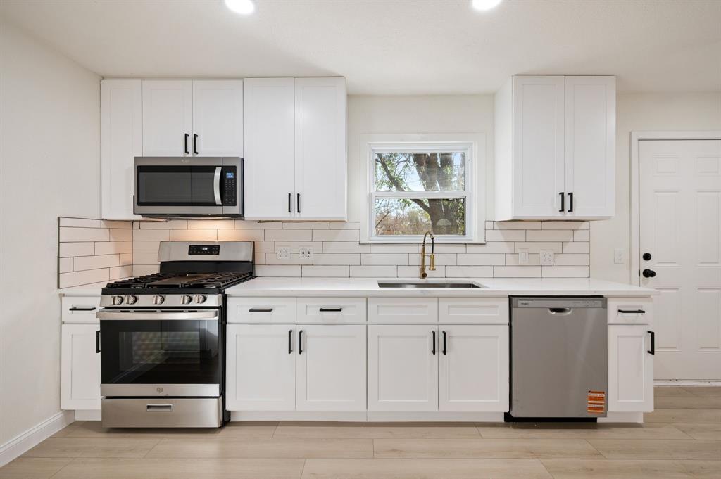 308 Wanda Way Hurst, TX 76053 - Photo 9 of 31