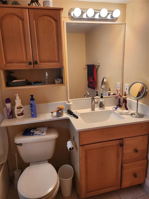 104 Westbury East, Unit 104 Deerfield Beach, FL 33442 - Photo 11 of 40 a bathroom with a toilet sink and mirror