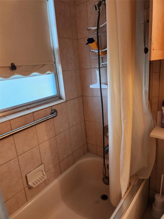 104 Westbury East, Unit 104 Deerfield Beach, FL 33442 - Photo 12 of 40 a bathroom with a bathtub