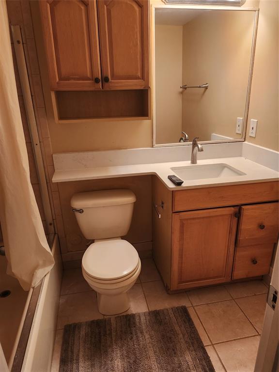 104 Westbury East, Unit 104 Deerfield Beach, FL 33442 - Photo 17 of 40 a bathroom with a toilet a sink and a mirror