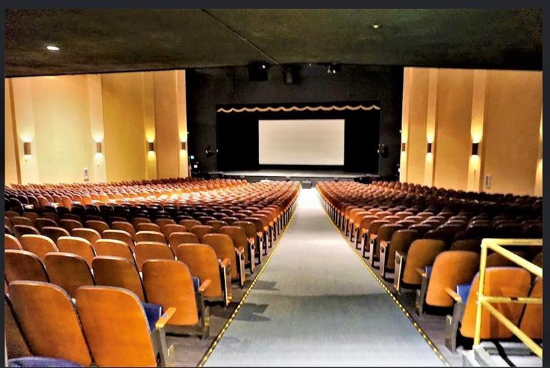 104 Westbury East, Unit 104 Deerfield Beach, FL 33442 - Photo 32 of 40 a living room with blue lights