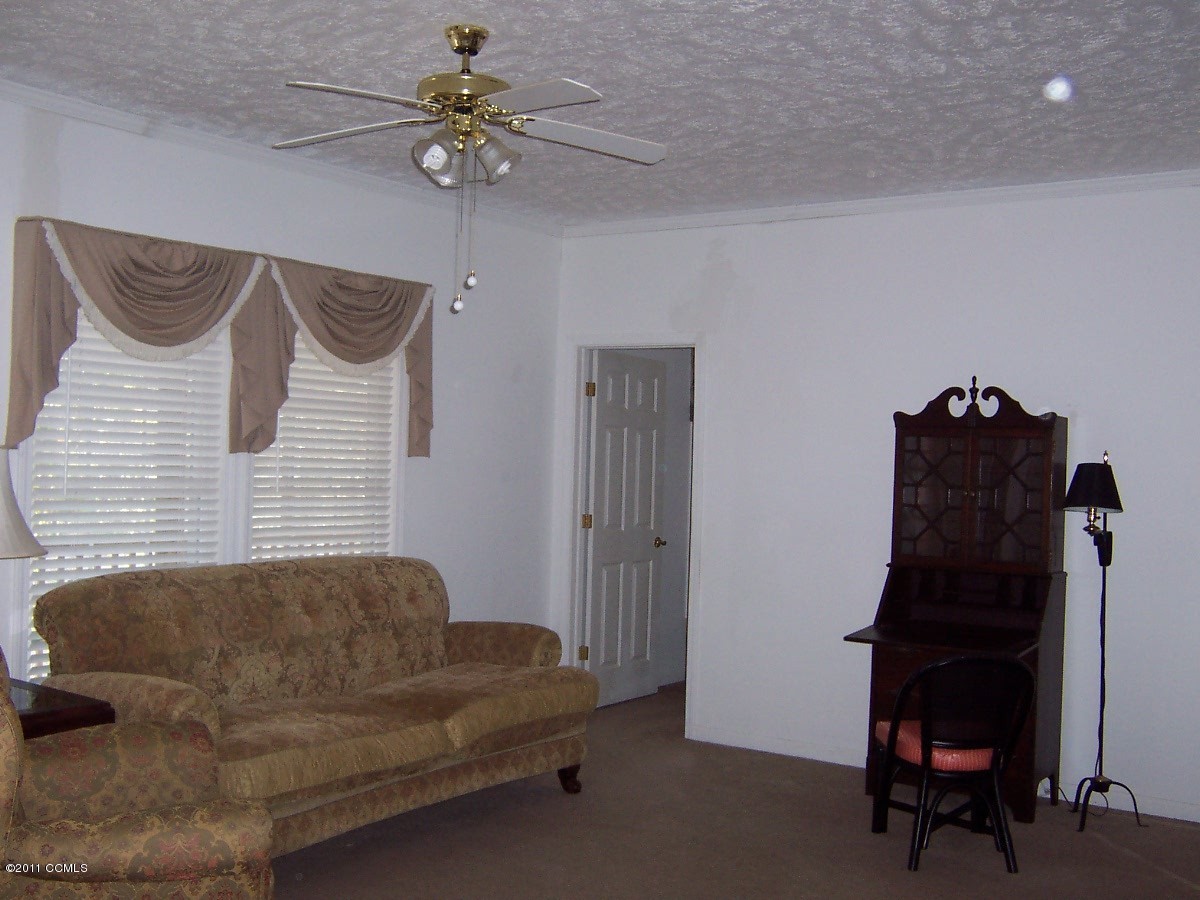 226 Community Road Davis, NC 28524 - Photo 7 of 25 Living Rm