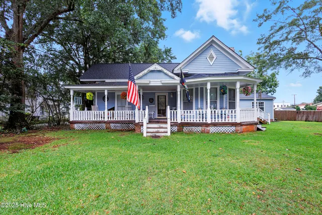 $415,000 | 207 South Walker Street, Burgaw, NC 28425