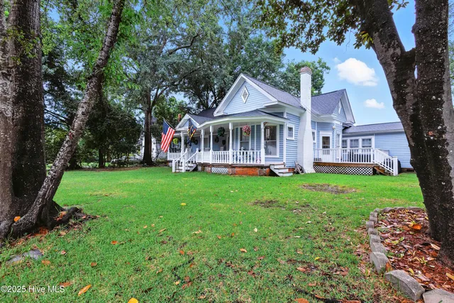 $415,000 | 207 South Walker Street, Burgaw, NC 28425