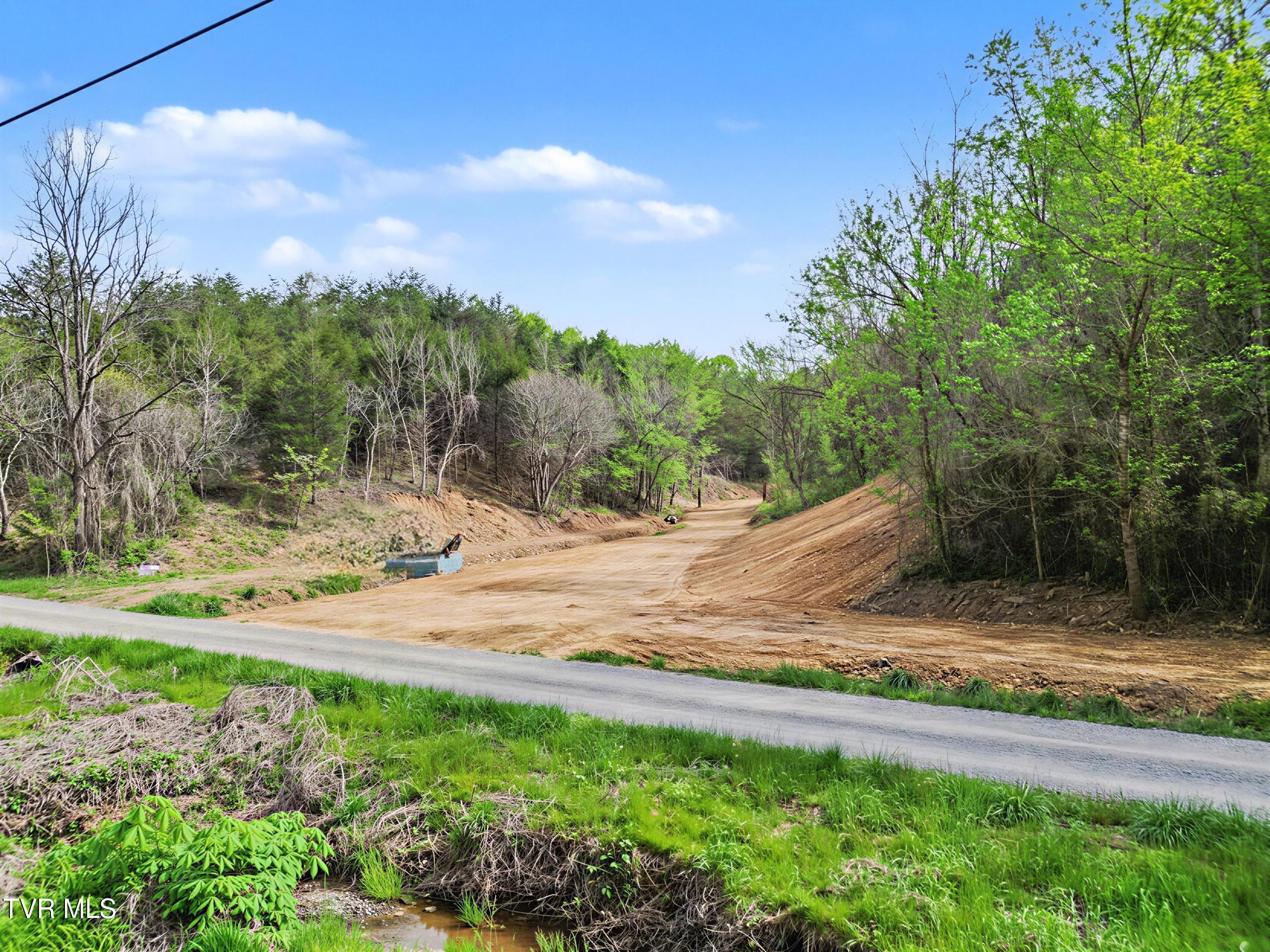 2692 Bear Creek Road Bybee, TN 37713 - Photo 15 of 25 15_69dd1ad4af68247ce3e6626e.png