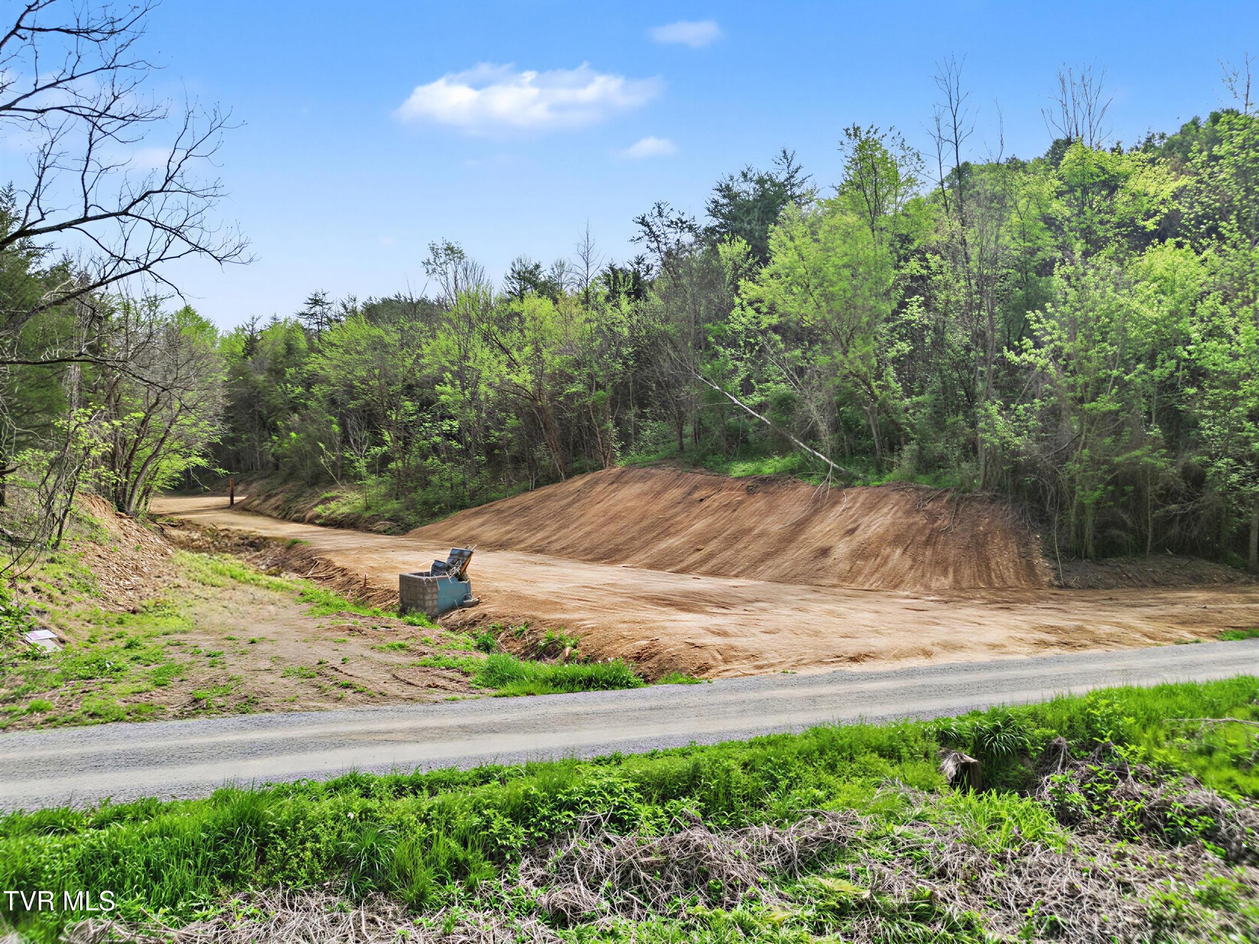 2692 Bear Creek Road Bybee, TN 37713 - Photo 3 of 25 16_69dd1c7305b76e280d5a4d56.png