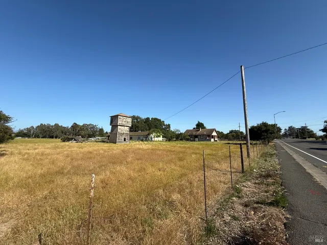 a view of a house with backyard