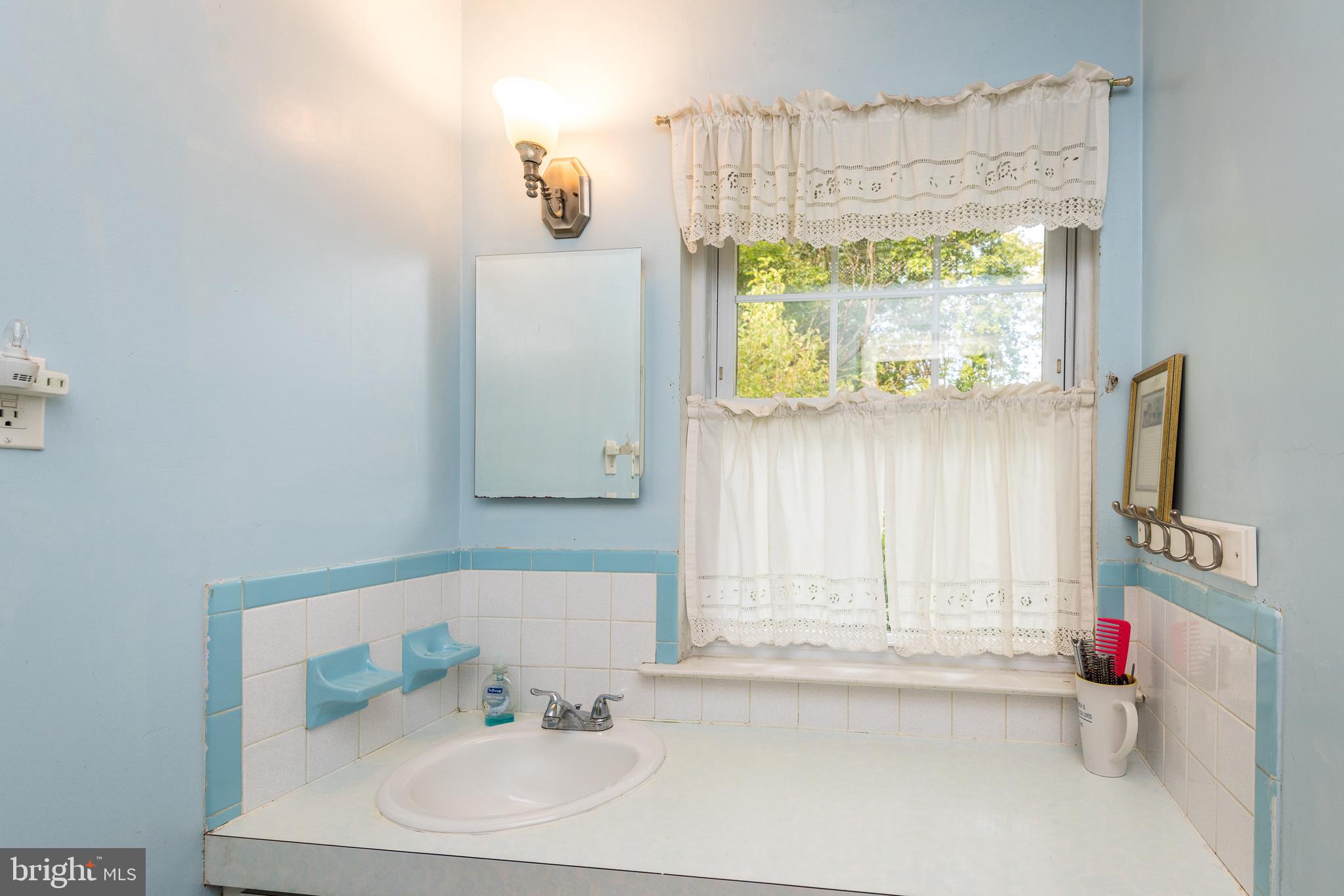 2585 Exton Road Hatboro, PA 19040 - Photo 22 of 32 Bright & cheery Hall Bathroom