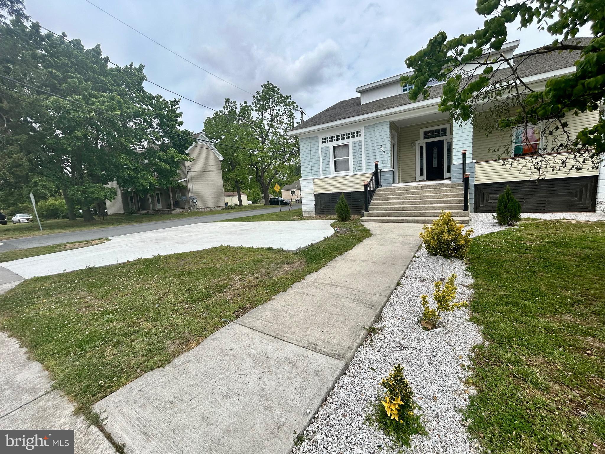 307 South Main Street Hurlock, MD 21643 - Photo 2 of 3 a view of a house with backyard and garden
