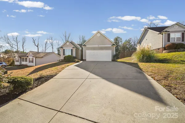 a view of a house with backyard