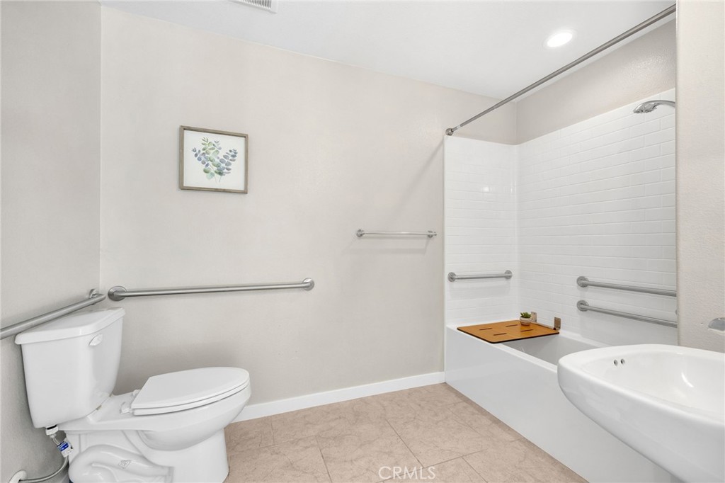 746 Farrier Way Upland, CA 91786 - Photo 22 of 45 a bathroom with a toilet and a bathtub