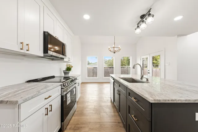 $2,700 | 1100 F Vieux Jacquet Road, Broussard, LA 70518