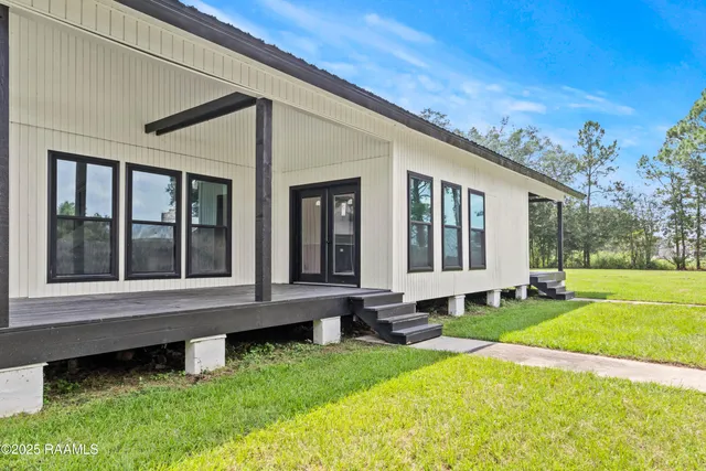 $2,700 | 1100 F Vieux Jacquet Road, Broussard, LA 70518