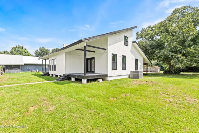 $2,700 | 1100 F Vieux Jacquet Road, Broussard, LA 70518