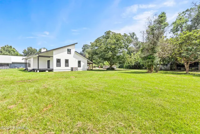 $2,700 | 1100 F Vieux Jacquet Road, Broussard, LA 70518
