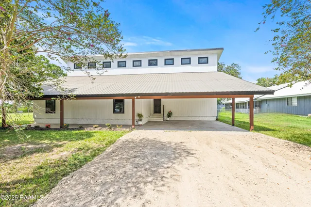 $2,700 | 1100 F Vieux Jacquet Road, Broussard, LA 70518