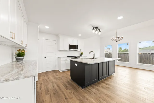 $2,700 | 1100 F Vieux Jacquet Road, Broussard, LA 70518