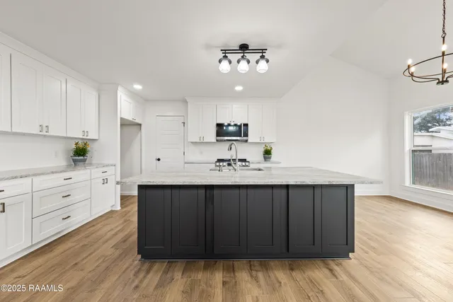 $2,700 | 1100 F Vieux Jacquet Road, Broussard, LA 70518