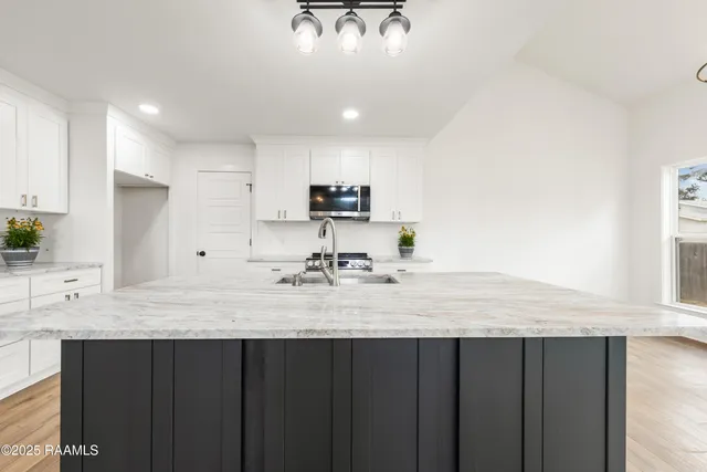 $2,700 | 1100 F Vieux Jacquet Road, Broussard, LA 70518