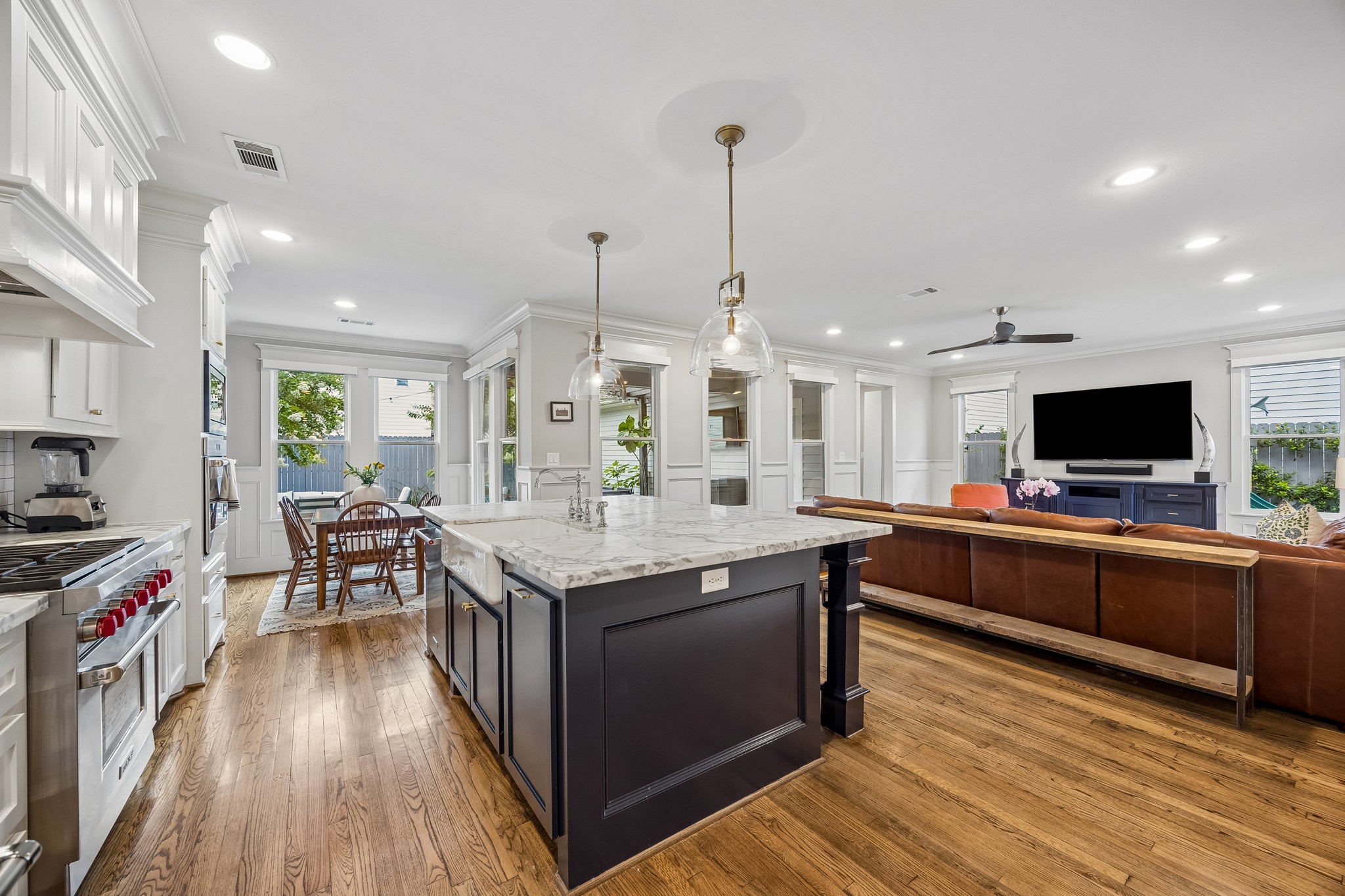 335 West 23rd Street Houston, TX 77008 - Photo 13 of 40 a kitchen with stainless steel appliances granite countertop a stove and a wooden floors