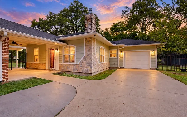 $1,800 | 10660 Crosby Lynchburg Road, Highlands, TX 77562