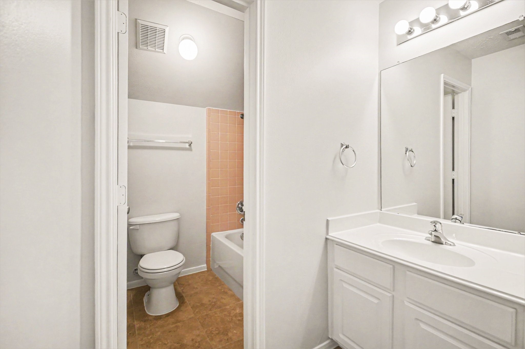 7419 Hollister Ridge Houston, TX 77040 - Photo 20 of 27 Full bath on third floor.