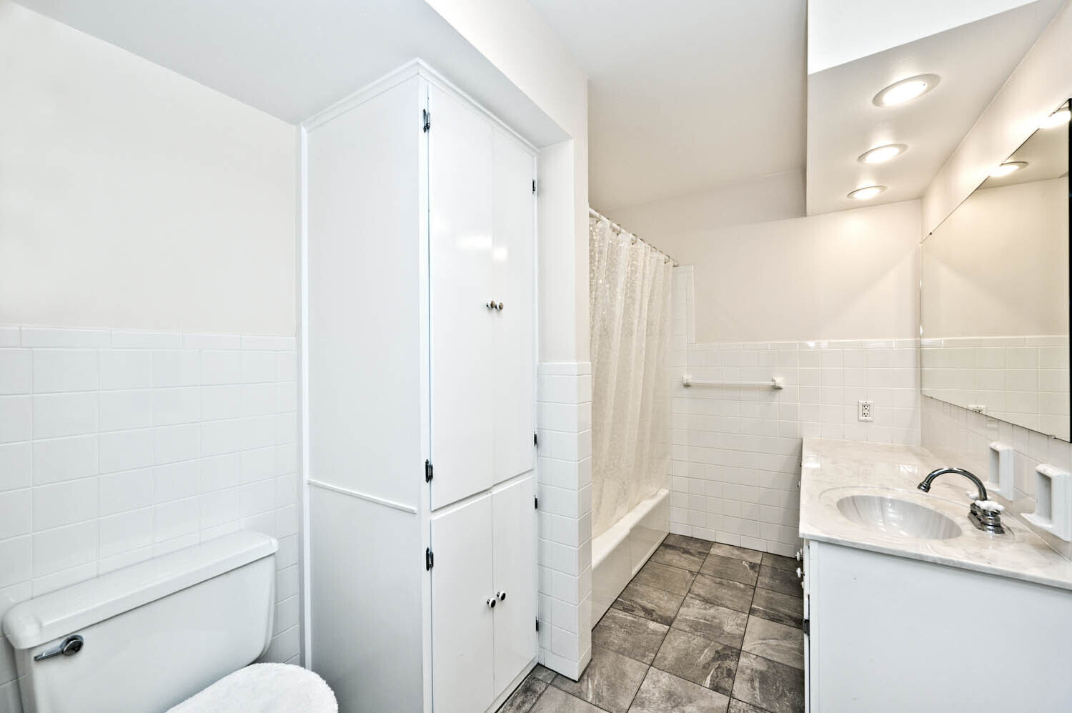 5042 Fall Creek Road Indianapolis, IN 46220 - Photo 23 of 58