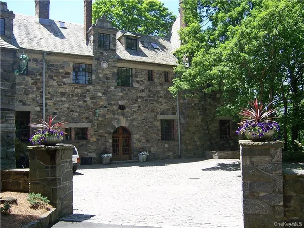 $1,299,000 | 8 Justine Court, Briarcliff Manor, NY 10510