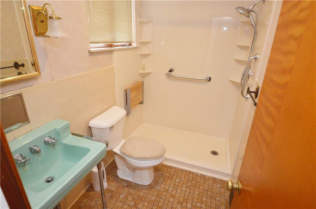 986 Ridge Road Ambridge, PA 15003 - Photo 17 of 37