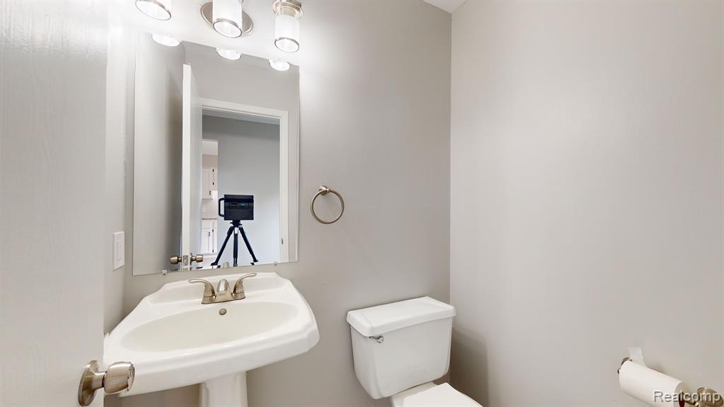 1226 Kings Cove Court Rochester Hills, MI 48306 - Photo 10 of 34
