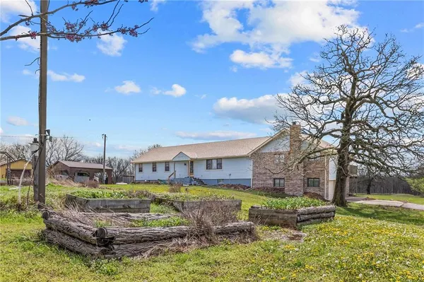 $670,000 | 471 County Road, Centerview, MO 64019