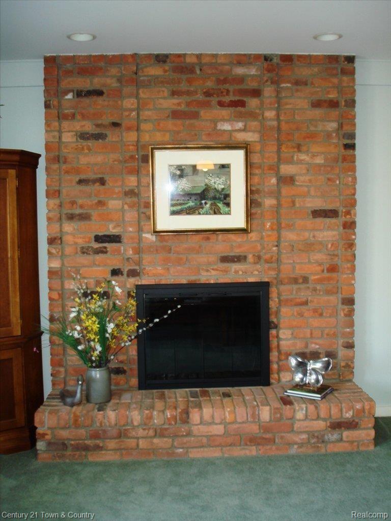 1170 Greenleaf Drive Rochester, MI 48309 - Photo 14 of 21 Gas Fireplace