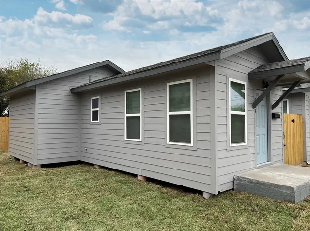 a view of a house with a yard
