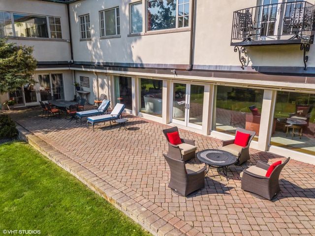 a view of yard with green space