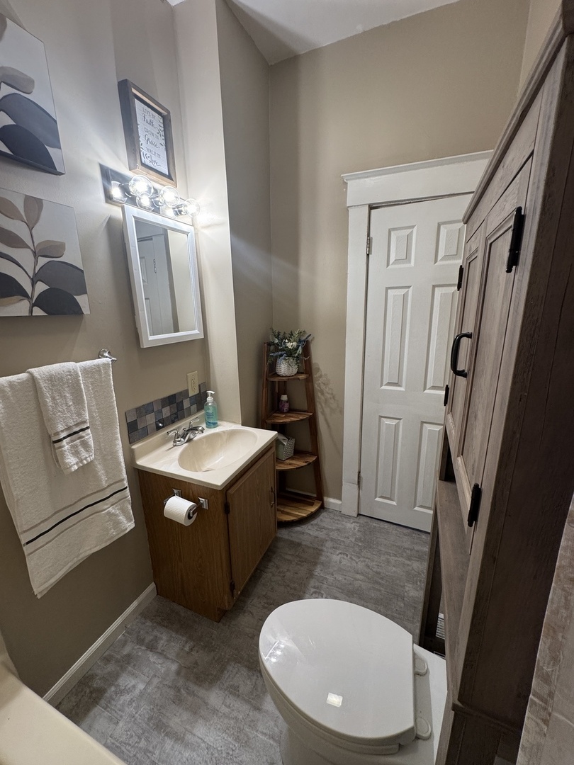 1108 East Main Street Urbana, IL 61802 - Photo 5 of 10 a living room with furniture and a mirror