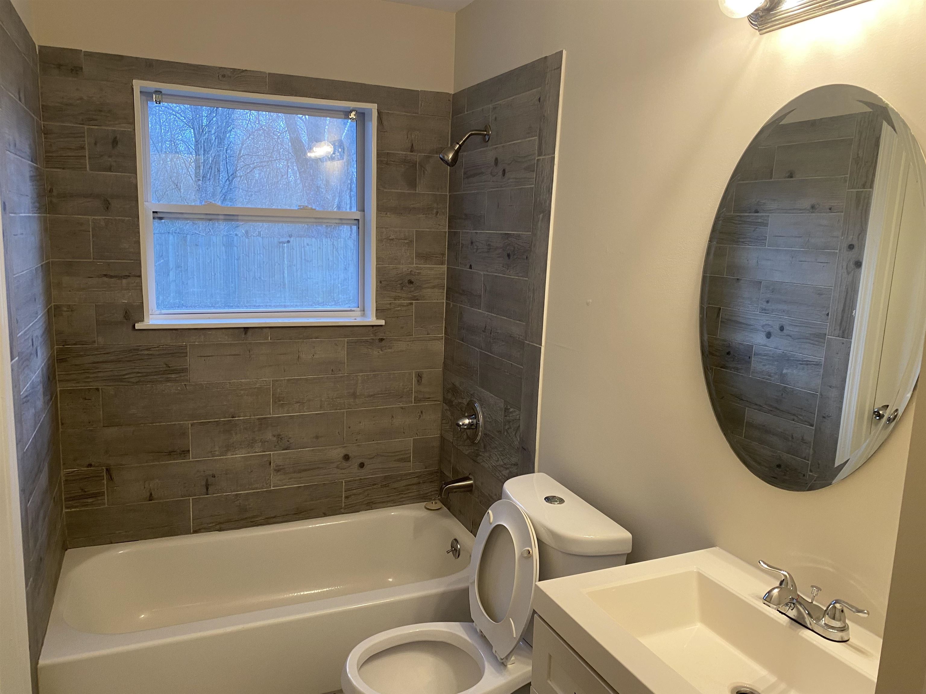 777 Archie Drive Memphis, TN 38127 - Photo 10 of 15 a bathroom with a tub sink and mirror