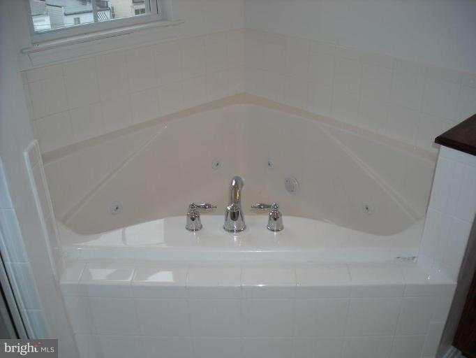 3441 Falls Road Baltimore, MD 21211 - Photo 12 of 23 Whirlpool tub