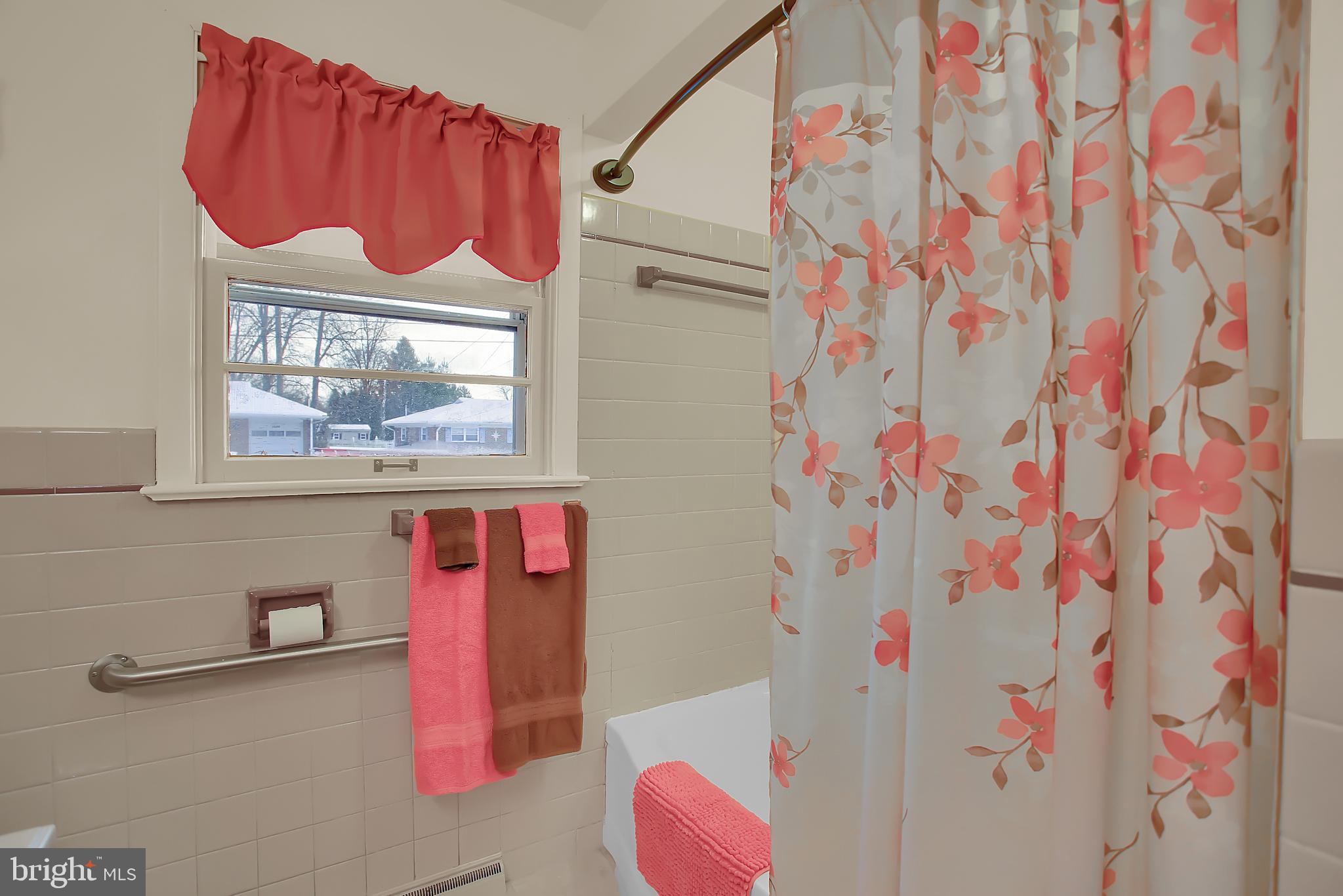1887 Marigold Road York, PA 17408 - Photo 16 of 37 Full bath