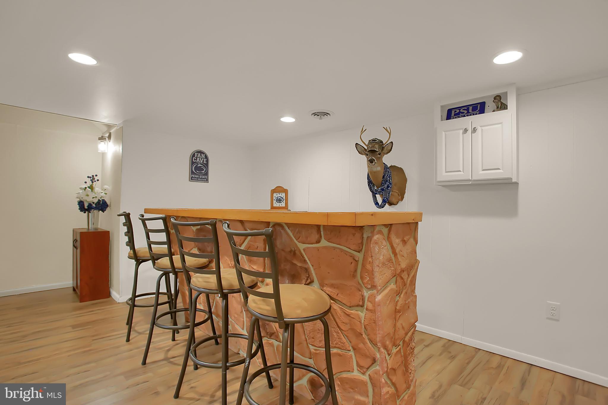1887 Marigold Road York, PA 17408 - Photo 18 of 37 Bar