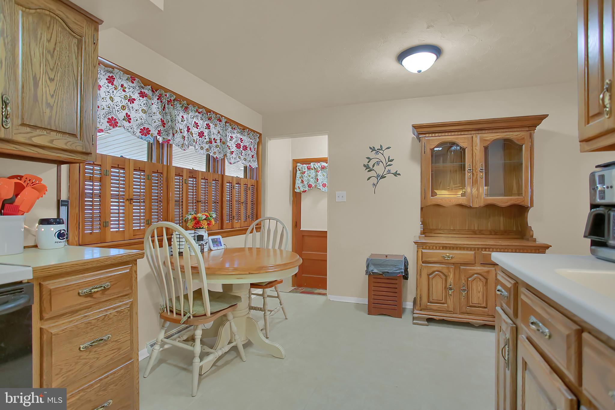 1887 Marigold Road York, PA 17408 - Photo 8 of 37 Dining area