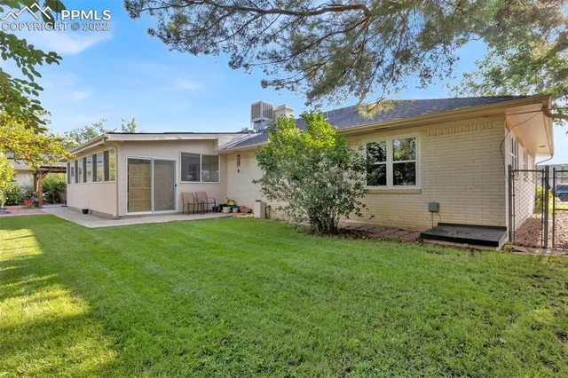 a view of a house with backyard and garden