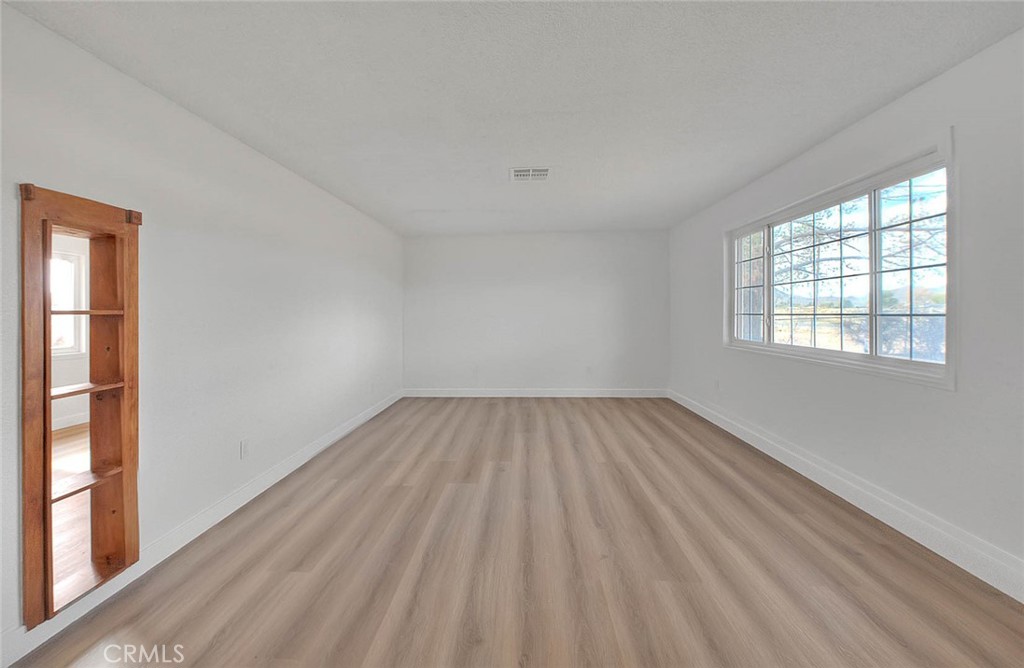 22133 Thunderbird Road Apple Valley, CA 92307 - Photo 10 of 23 Living Room
