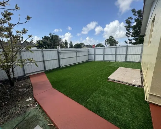 a view of a backyard