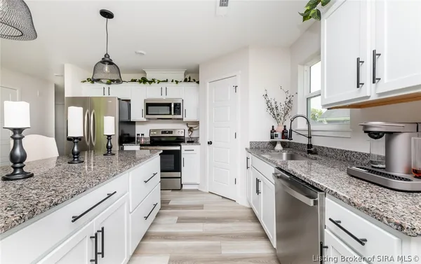 $299,900 | 829 Wolf Run Pk Boulevard, Jeffersonville, IN 47130