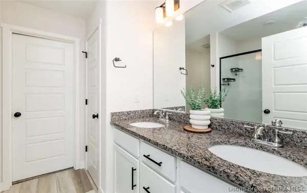 $299,900 | 829 Wolf Run Pk Boulevard, Jeffersonville, IN 47130