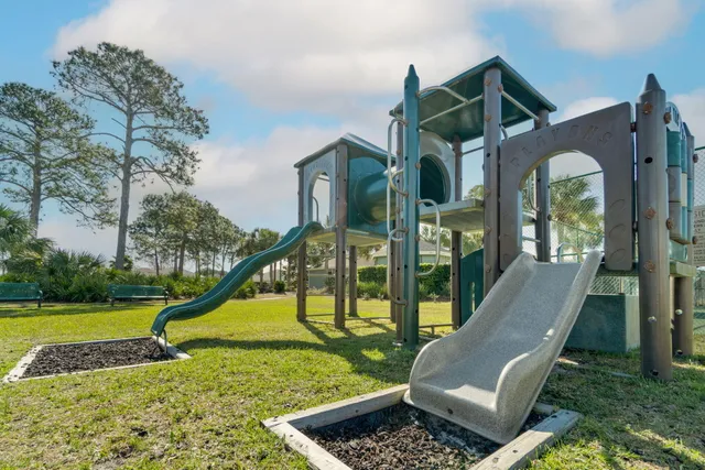a couple of benches sitting in front of a building
