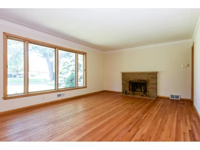 $2,850 | 4725 Valley View Road, Edina, MN 55424