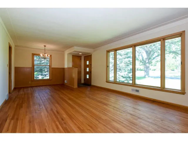 $2,850 | 4725 Valley View Road, Edina, MN 55424