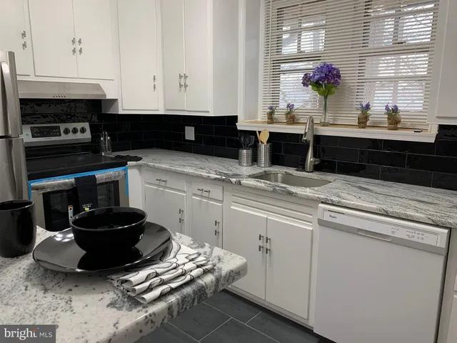 $2,300 | 2 Montgomery Avenue, Unit 2B, Bala Cynwyd, PA 19004