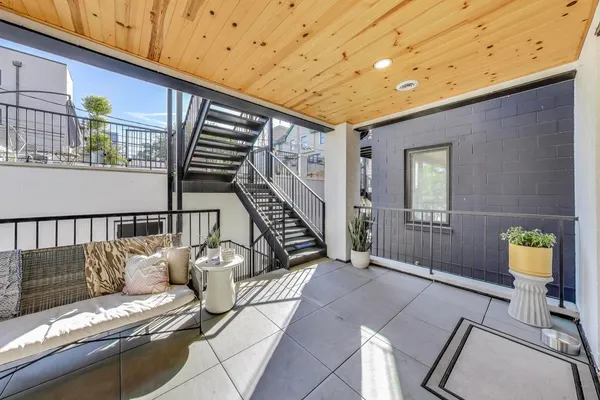 $1,050,000 | 1363 West Hubbard Street, Unit 1, Chicago, IL 60642